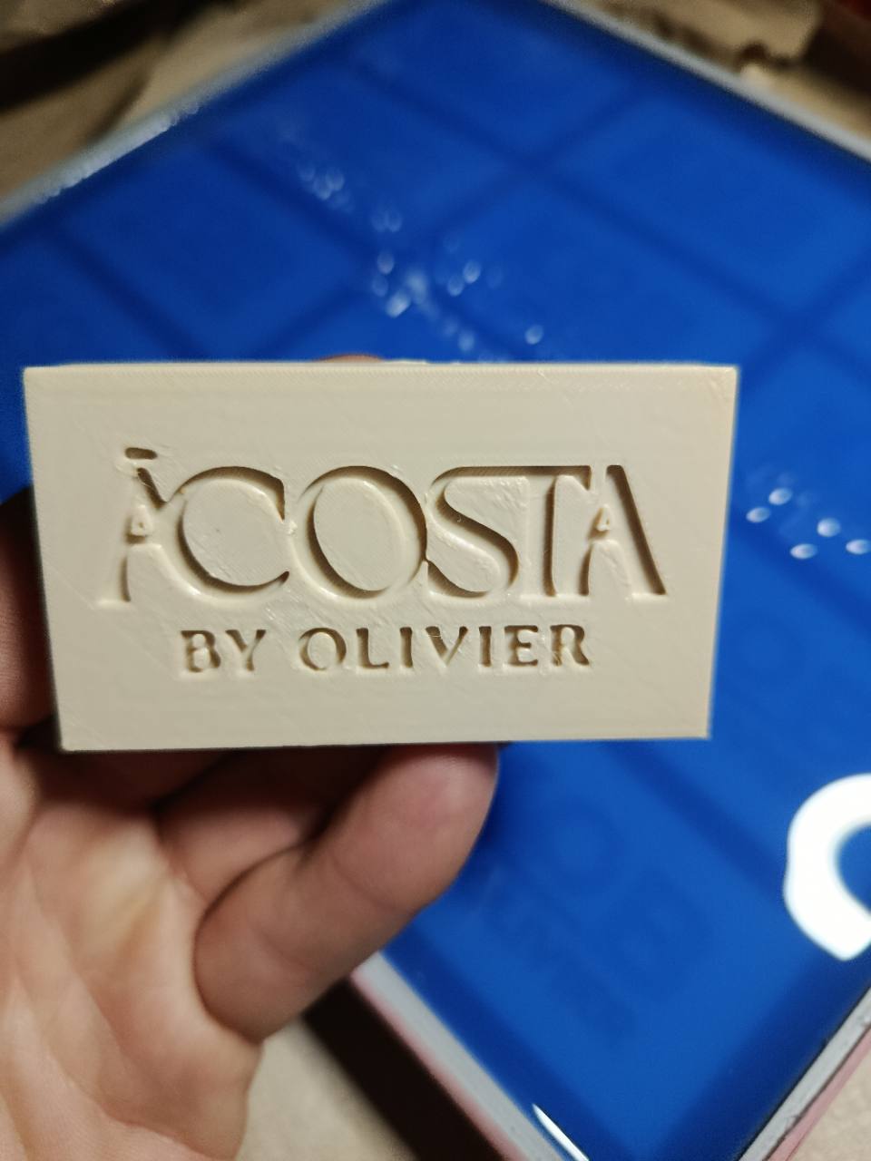 Peça personalizada ÀCosta by Olivier junto de um molde
