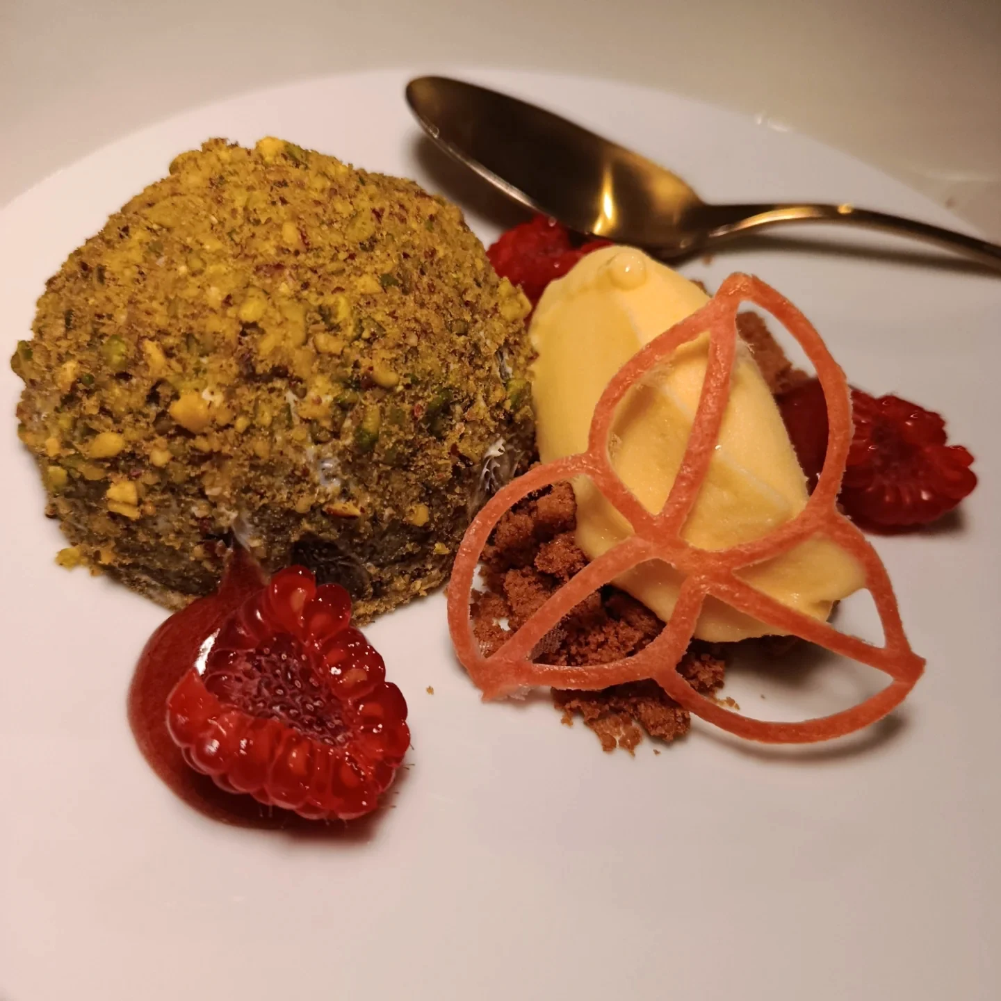 Tuille com desenho de folhas colocada numa sobremesa