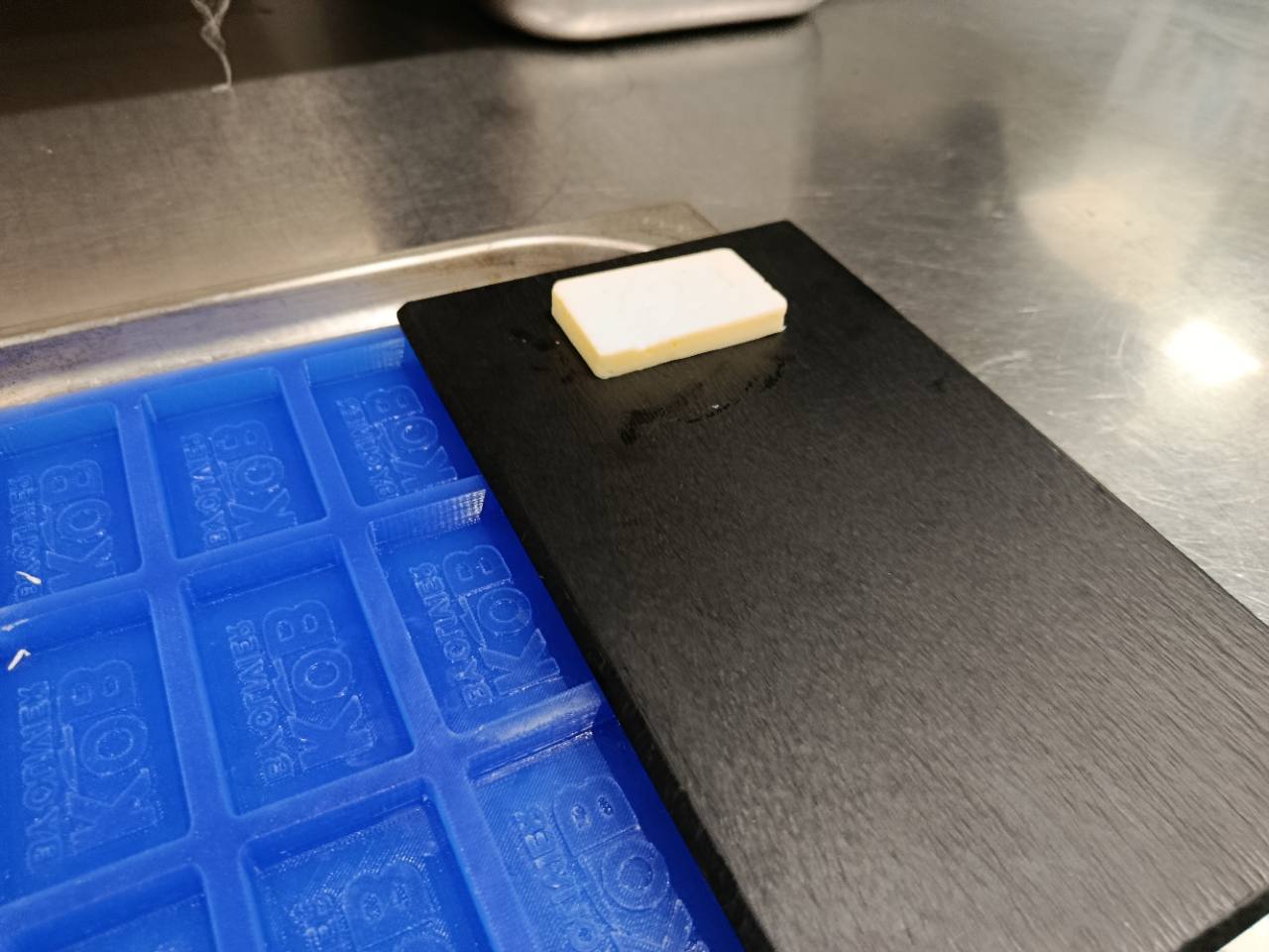 Molde personalizado numa bancada de cozinha